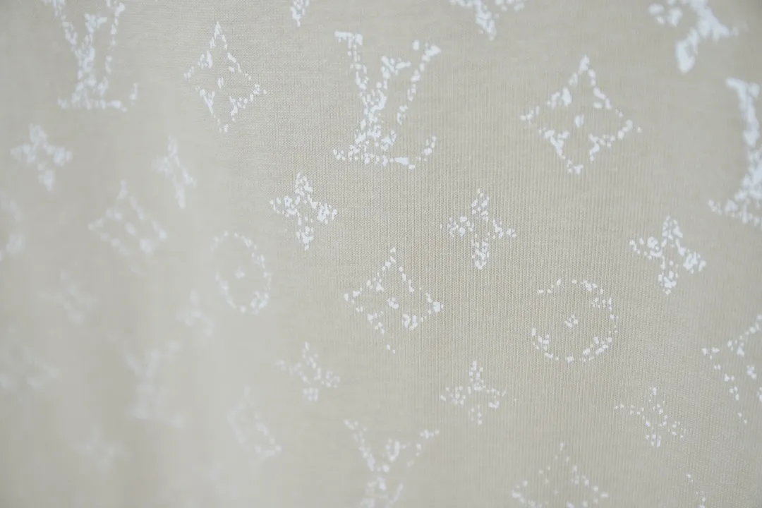 🅿️180 High-quality Lv 2025 early spring new model, MONOGRAM presbyopic gradient short-sleeved T-shirt, using digital printing technology to render pixel light and shadow for the Monogram gradient pattern, and its silk-screen texture and knitting effect complement each other. Synchronized with the official website, pure cotton fabrics at the counter! Comfortable against the skin, durable and easy to wear, meticulous original craftsmanship, custom-made 260g vat-dyed fabric, very comfortable to the touch, latest brick cabinet synchronization, OS off-shoulder version, fashionable and individual, super versatile and good-looking, very suitable for both men and women, must-have style, hang tag, collar label, washed wheat, complete with three labels S M L XL